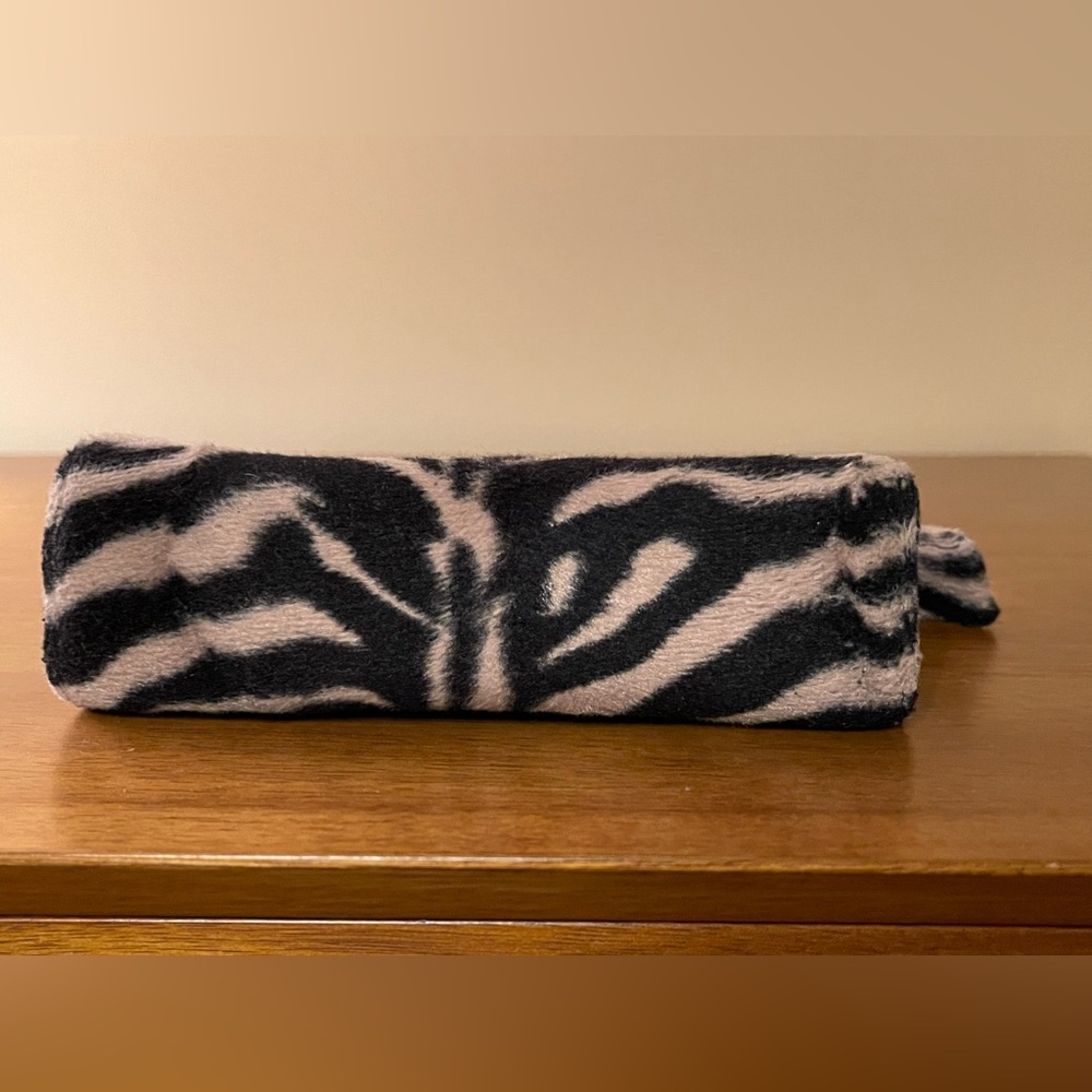 Kate Spade, Vintage Fuzzy Faux Fur Animal Print Pouch - Picture 4 of 12